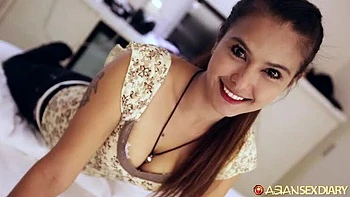 Asiatique sexy chevauche un énorme sexe dur avec ses seins fermes