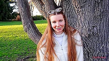 Adolescente morena Arina Shy de lingerie rendada