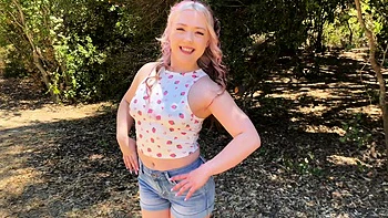 Eva Nyx engole todo o pau no boquete hardcore teen