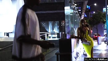 Rothaarige Stella Luxx lutscht und fickt großen schwarzen Schwanz