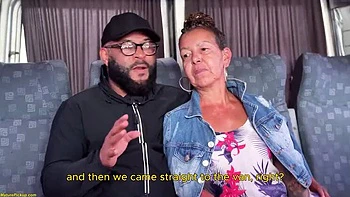 Mémé noire se fait baiser sauvage en levrette dans un van avec un gros noir