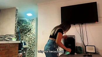 Empregada latina fodida pelo chefe por grana - facial na bunda grande