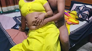 Esposa bangladeshiana Akhi Moni cavalga o marido adolescente na casa da vila