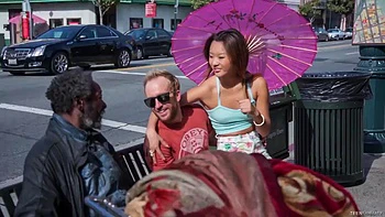 Lu Lemons bläst tief und fickt doggy und Cowgirl