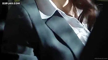 Asiatique brune coulant de sperme à l'intérieur