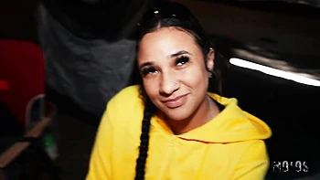 Jeune salope Violet Voss chevauche grosse bite fort