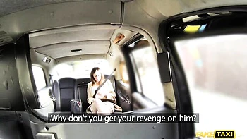 Brune sexy Anna Joy baisée en missionnaire sur la banquette arrière