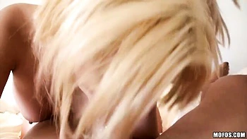 Silikon-Tussi Paris hart missionarisch gefickt mit großen Titten