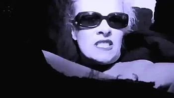 Latex-Milf mit fettem Arsch nimmt Blasen und Doggy