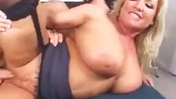 Riesige falsche Titten-Stiefmutter wird hart gefickt