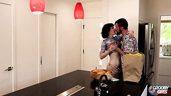 Serena Bubbles hart gefickt von großem Tgirl-Schwanz