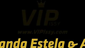 Jade lèche une chatte et fait pipi sous la douche lesbienne