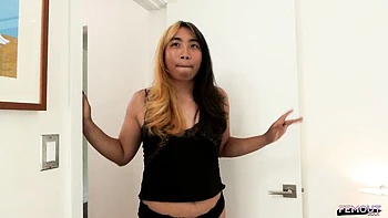 Süße Transfrau masturbiert in Dessous mit großem Arsch