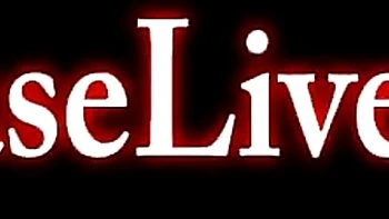 La caliente milf Charlee Chase folla con sus enormes tetas de silicona