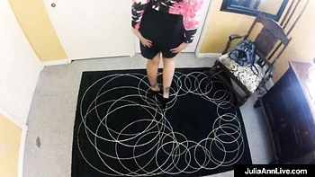 Мамка Джулии трахает с большими фейковыми сиськами