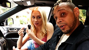 Braylin Baileys dünnes Teen bläst und wird im Auto gefickt