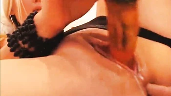 Milf loira se masturba e leva dupla penetração