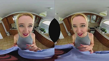 Blonde bläst und reitet im Küchenstil