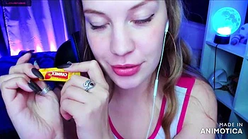 Russa loira alta de peitos grandes no fio dental