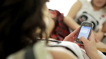 Adolescente morena perfeita recebe boquete em trio