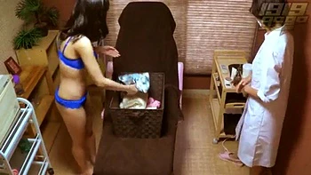 Подросток с большими сиськами трахнут и отшлёпан в сауне