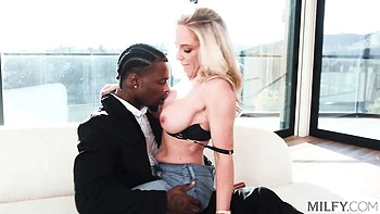 MILF pulpeuse Sadie Summers chevauche une grosse bite interracial