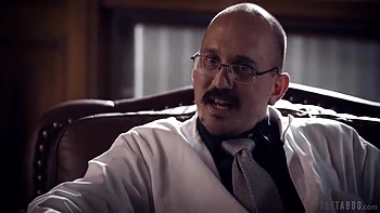 Dünnes Latina-Teen fickt mit großem schwarzem Schwanz