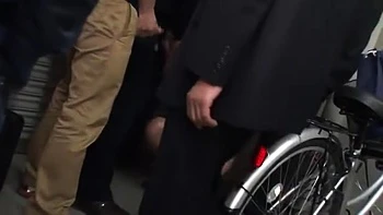 Frau betrügt, während der Cuckold gedemütigt wird