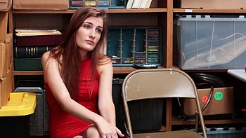 Chefe fode duas secretárias hardcore em trio no escritório