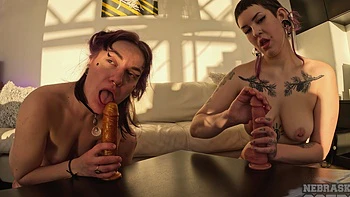 Lesbiennes punk Ellah et Sammie baisent avec grosses nichons