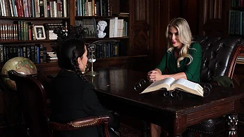 Худая Фрея фон Дум трахнута в горячем куколд-тройничке