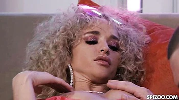 Кудрявая тинейджерка Гейша Кайд сосёт огромный член и трахается сзади