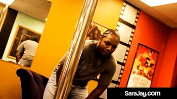 Ava Devine y Sara Jay en follada grupal con tetas enormes