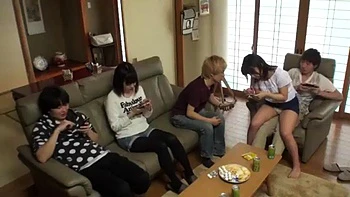 Asiatisch mit Spucken: Doggy und Cowgirl reiten