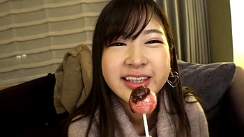 Amadora asiática chupando pau com vontade