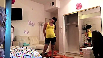 Молодая брюнетка шлюшка жестко трахается