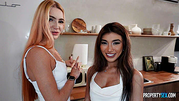 Pussy calva se folla y chupa en la cocina