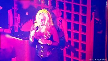 Trio de milf loiras fodendo em público de lingerie e meias