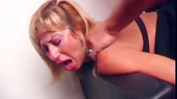 Vadia pega ladrão e deixa ele foder ela