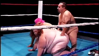 Gordas e anã: boquete e cachorra com peitões