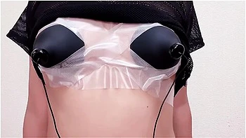 Japanisches Babe mit Brustwarzenorgasmus und durchsichtigem Spielzeug