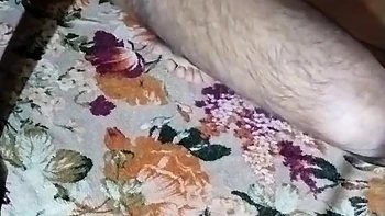 Ficken im Klassenzimmer mit indischer Amateurin am Handy