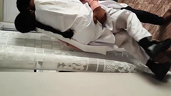 Primera vez que la india recibe una polla dura anal