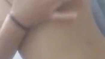 Geile behaarte indische Frau wichst allein