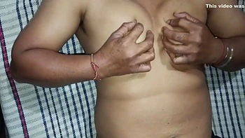 Femme indienne caresse lentement ses seins en solo