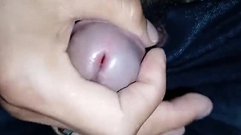 Jungfrau wichst und spritzt zum ersten Mal