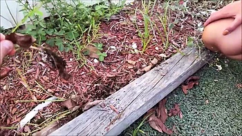 Dona de casa troca aspirador por pau duro e peitos grandes