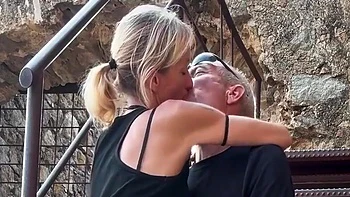 Blondes Amateurmädchen fickt schnell draußen mit Creampie