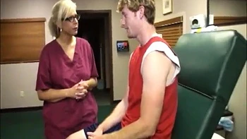 Infirmière blonde branle grosse queue, réclame grosse came