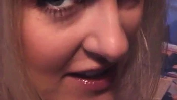 Vem comigo, baby, vamos foder - Milf loira de peitos grandes